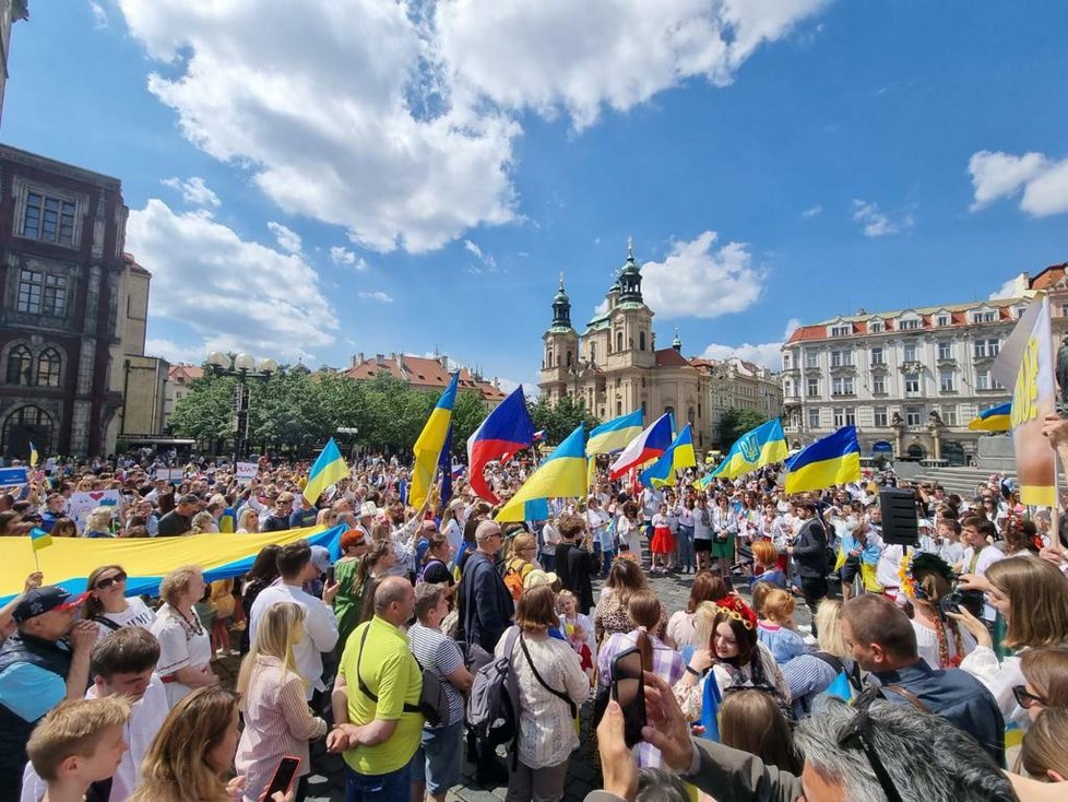 V centru Prahy se o víkendu konal slavnostní průvod ukrajinských občanů. Do ulic vyšlo tisíce lidí oblečených v národních ukrajinských šatech a krojích. (22. květen 2022)