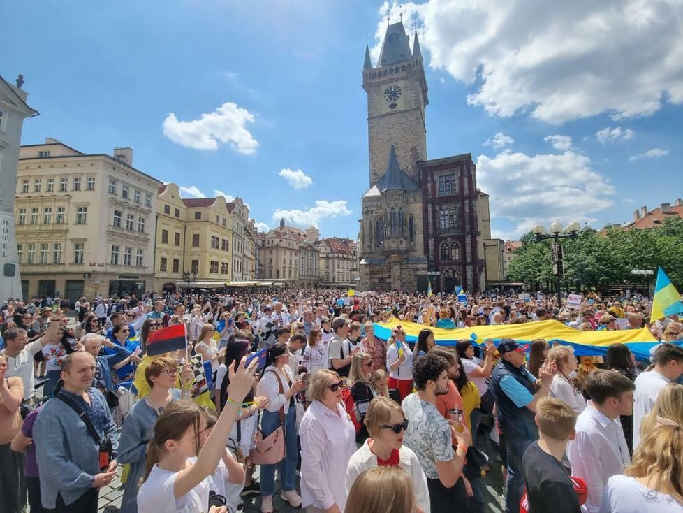 V centru Prahy se o víkendu konal slavnostní průvod ukrajinských občanů. Do ulic vyšlo tisíce lidí oblečených v národních ukrajinských šatech a krojích. (22. květen 2022)