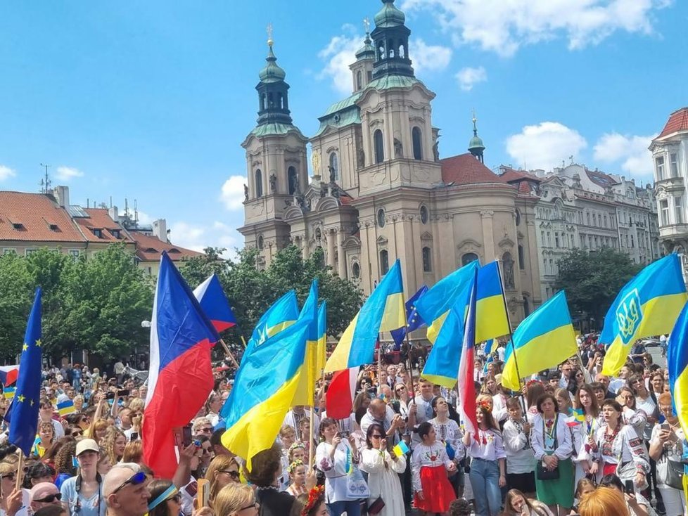 V centru Prahy se o víkendu konal slavnostní průvod ukrajinských občanů. Do ulic vyšlo tisíce lidí oblečených v národních ukrajinských šatech a krojích. (22. květen 2022)