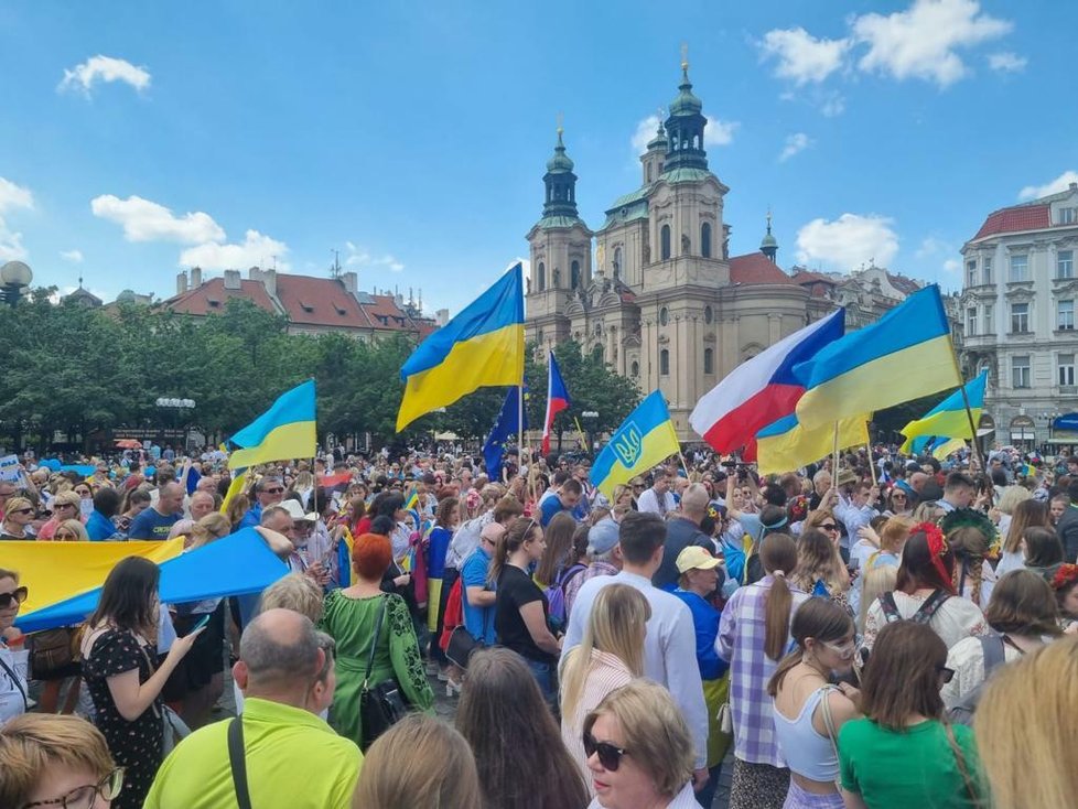 V centru Prahy se o víkendu konal slavnostní průvod ukrajinských občanů. Do ulic vyšlo tisíce lidí oblečených v národních ukrajinských šatech a krojích. (22. květen 2022)