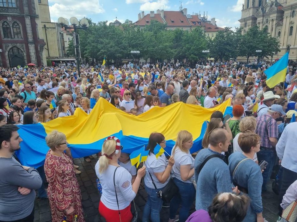 V centru Prahy se o víkendu konal slavnostní průvod ukrajinských občanů. Do ulic vyšlo tisíce lidí oblečených v národních ukrajinských šatech a krojích. (22. květen 2022)