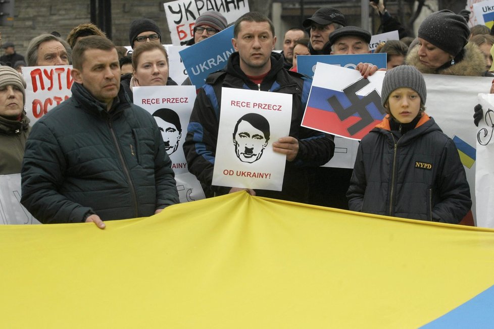 Protesty proti ruskému ovládnutí Krymu: Ruce pryč od Ukrajiny, vzkázali demonstranti Putinovi