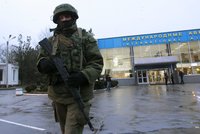 Proruští ozbrojenci obsadili dvě letiště na Krymu: Hledají ukrajinské parašutisty!