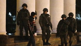 Proruští ozbrojenci na petiště přišli, aby ho podle vlastních slov bránili před fašisty a radikály z Ukrajiny