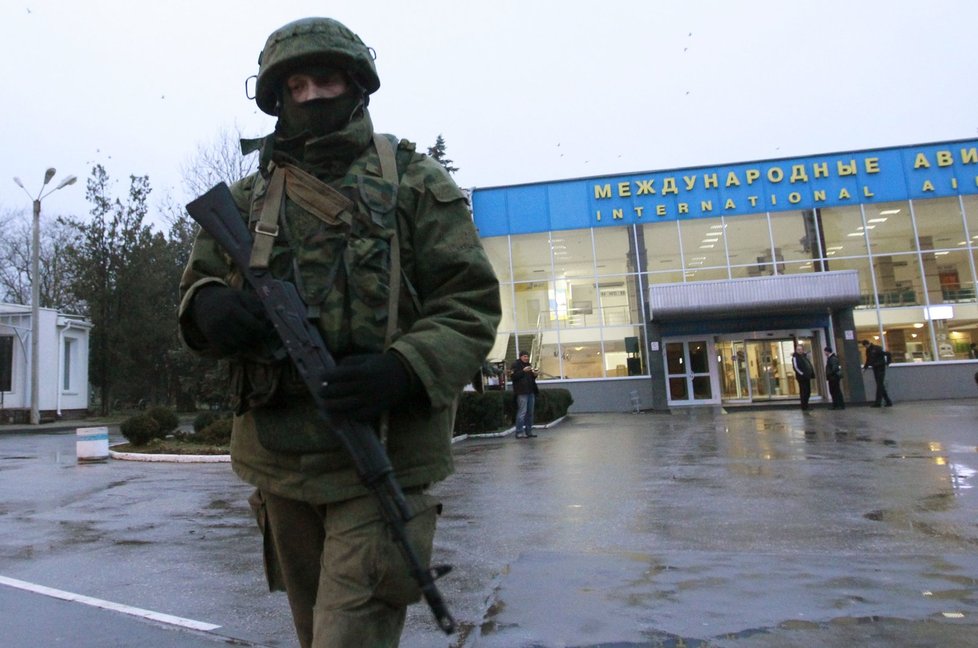 Proruští ozbrojenci v noci obsadili letiště na Krymu.