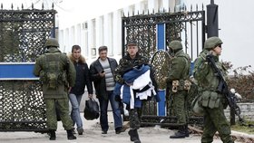 Vojáci odnášejí z ukrajinské základny cenné předměty.