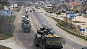 Ukrajinci stahují z Krymu i vojenskou techniku.