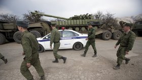 Na odchod ukrajinských jednotek dohlíží ruská policie.