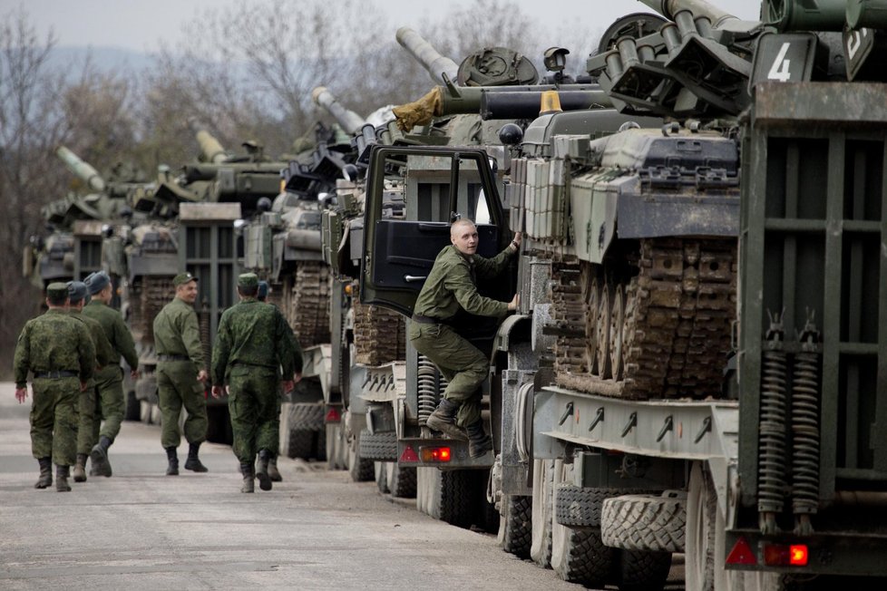 Ukrajinští vojáci byli propuštěni a stahují se z Ruskem kontrolovaného Krymu.