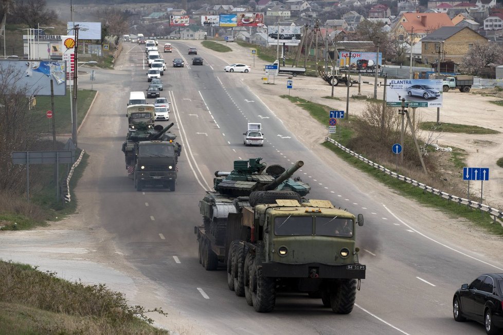 Ukrajinci stáhli z Krymu i vojenskou techniku.
