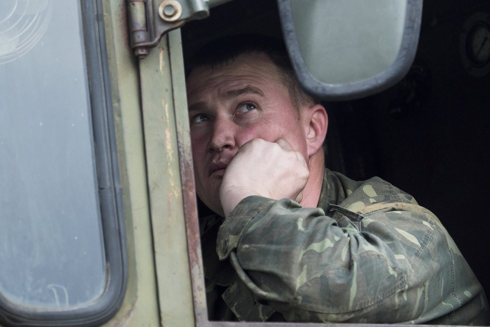Ukrajinský voják kontroluje ve zpětném zrcátku svůj náklad.