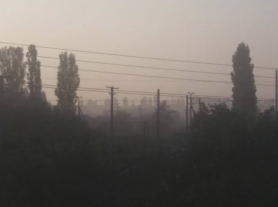 Lidé na hranicích Ukrajiny s Krymem bojují s  ekologickou katastrofou. Děti byly evakuovány, lidé musí chodit v roušce. Na kovu se objevuje rez.