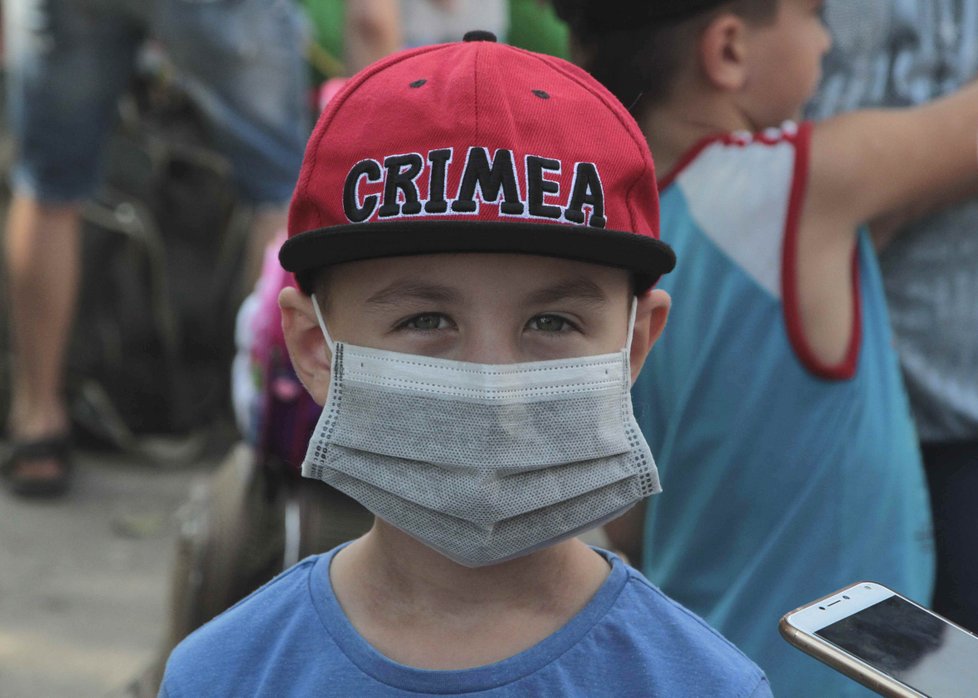 Lidé na hranicích Ukrajiny s Krymem bojují s  ekologickou katastrofou. Děti byly evakuovány, lidé musí chodit v roušce. Na kovu se objevuje rez.