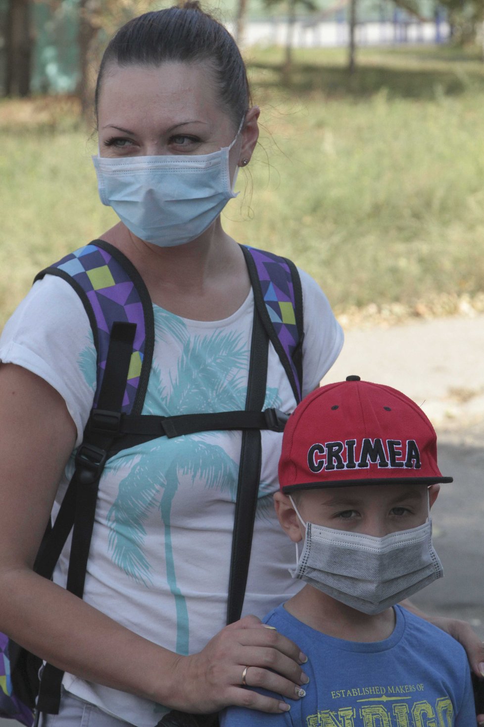 Lidé na hranicích Ukrajiny s Krymem bojují s  ekologickou katastrofou. Děti byly evakuovány, lidé musí chodit v roušce. Na kovu se objevuje rez.