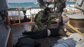 Muži v neoznačených uniformách obsadili jedno z ukrajinských plavidel