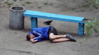 Opilci, milenci, policie: Co vše se odehraje na obyčejné lavičce v parku