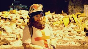 Mladá dobrovolnice Olesya vyrazila na ukrajinské barikády pomáhat raněným. Zasáhl ji sniper