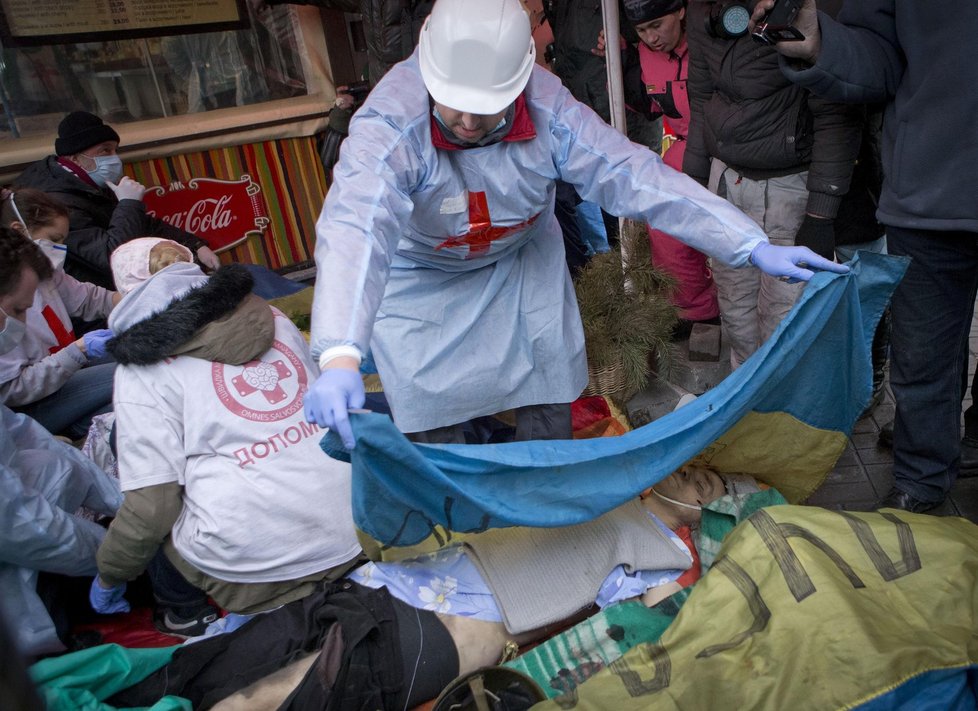 Zdravotníci v Kyjevě měli po střetech těžkooděnců a demonstrantů plné ruce práce