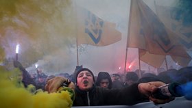 Příznivci ukrajinské krajní pravice demonstrovali v Kyjevě za zavedení stanného práva (26.11.2018).