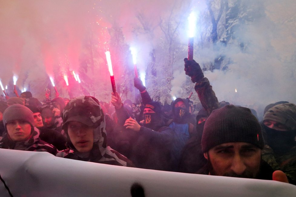 Příznivci ukrajinské krajní pravice demonstrovali v Kyjevě za zavedení stanného práva (26. 11. 2018).