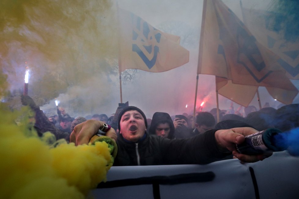 Příznivci ukrajinské krajní pravice demonstrovali v Kyjevě za zavedení stanného práva (26.11.2018).