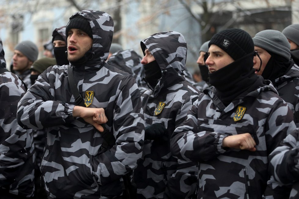 Příznivci ukrajinské krajní pravice demonstrovali v Kyjevě za zavedení stanného práva (26. 11. 2018).