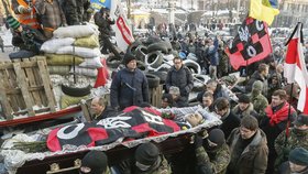 Poslední cesta oběti protivládních demonstrací v Kyjevě se stala manifestací demonstrantů