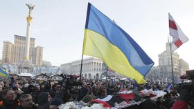 Janukovyč je vrah, spílal rozesmutněný a rozlícený dav během poslední cesty demonstranta do kostela