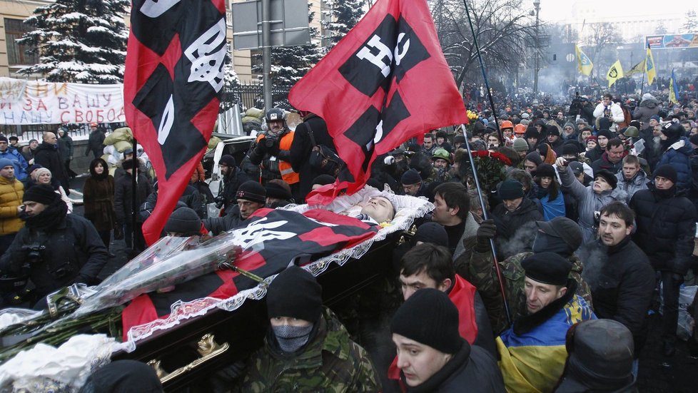 Rakev s mrtvolou zesnulého běloruského demonstranta