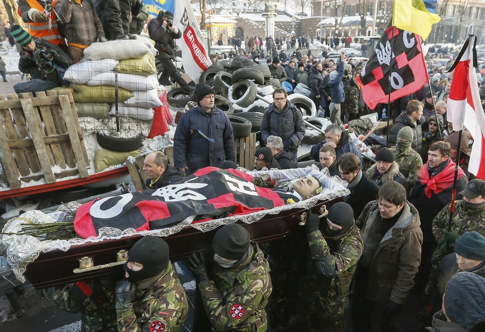 Poslední cesta oběti protivládních demonstrací v Kyjevě se stala manifestací demonstrantů