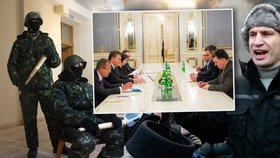 Ostře střežená jednávání na Ukrajině nesou ovoce: Premiér Azarov podal demisi. Opozice v čele s boxerem Kličkem (vpravo) žádá nové volby