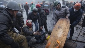 Ukrajinští demonstranti a jejich zraněný druh