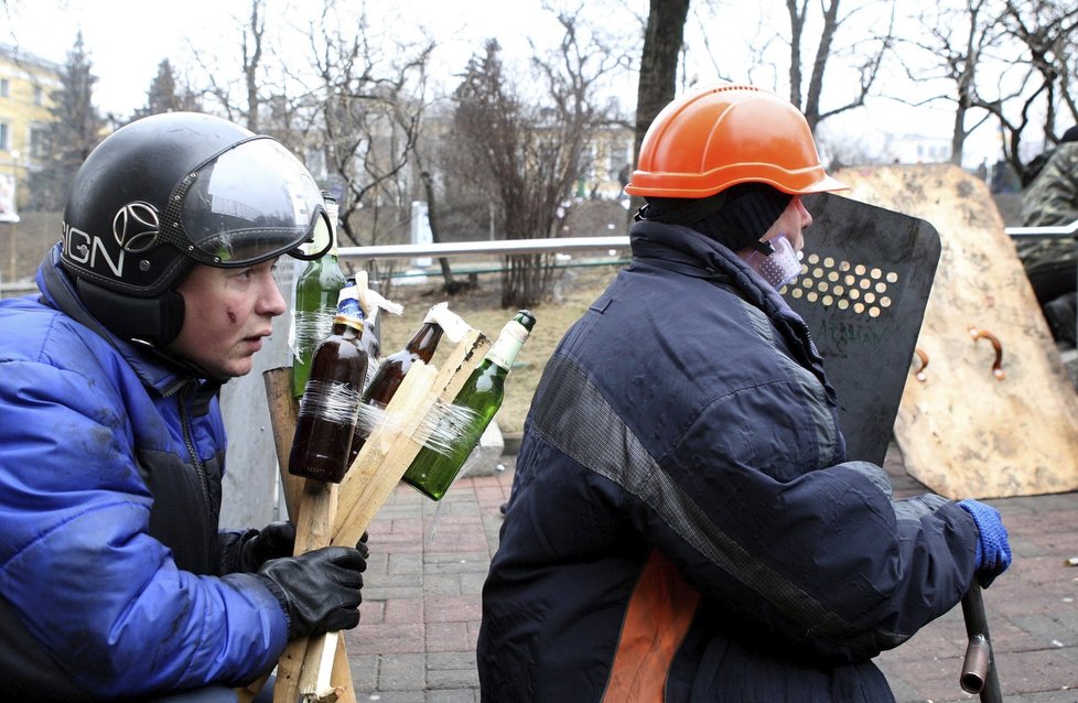 Prostor na ukrajinských barikádách dostala i lidová tvořivost. Za pozornost stojí "zbraň demonstranta vlevo