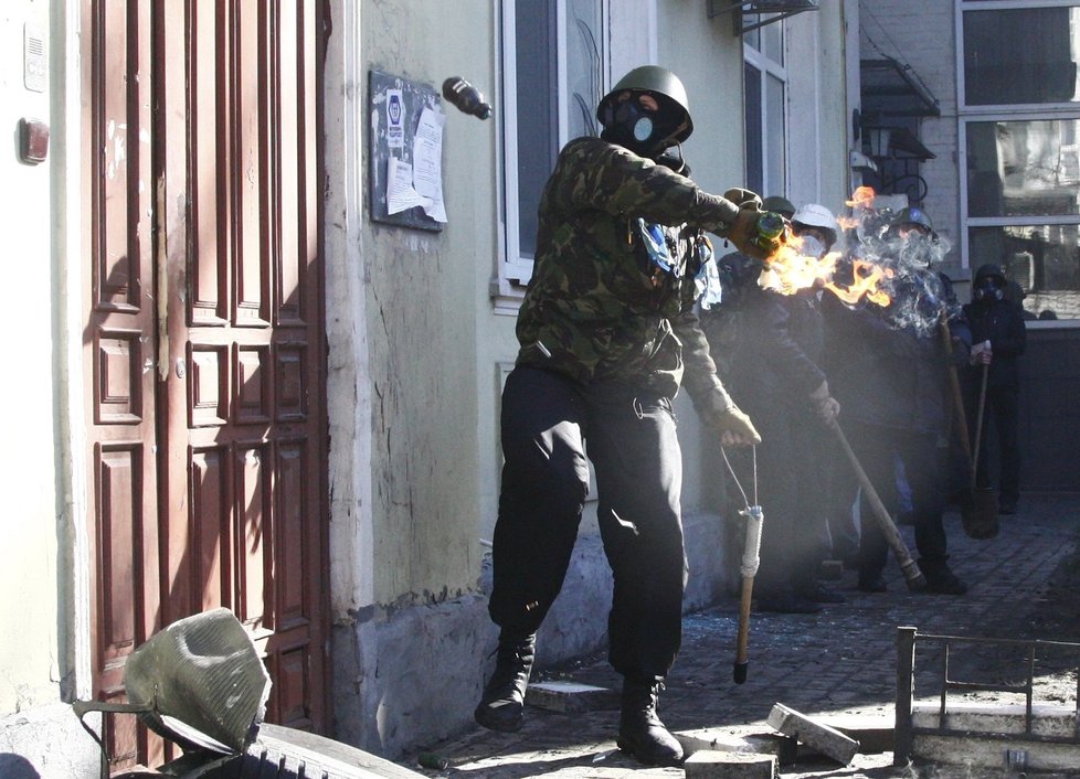 Zápalné koktejly a podomácku vyrobené bomby jsou běžným arzenálem ukrajinských demonstrantů