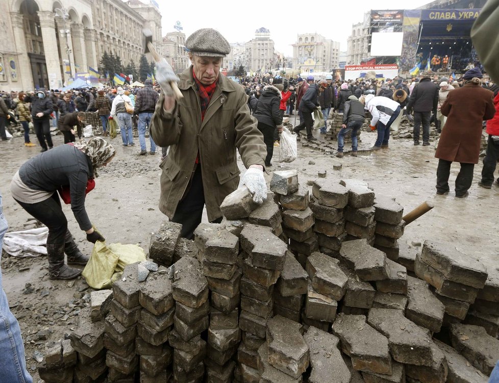 Munice: Řada ukrajinců se v zázemí Majdanu podílí na přípravě dlažebních kostek