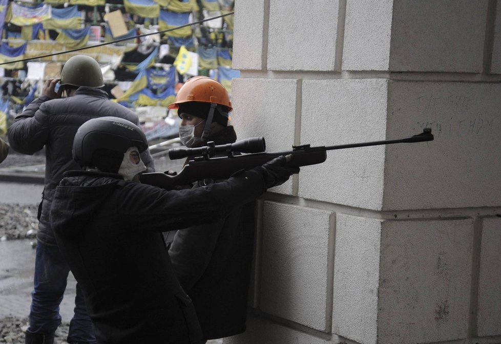 Na ukrajinských barikádách jsou k vidění i vzduchovky a střelné zbraně menší ráže