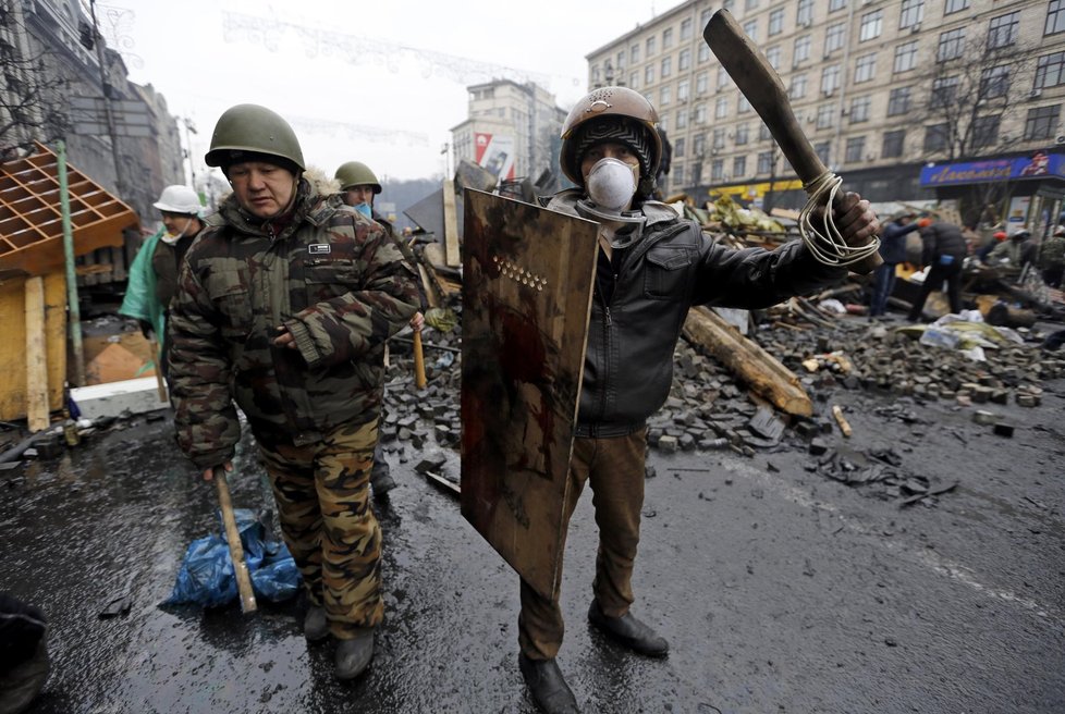 Dřevěné tyče a klacky v arzenálu ukrajinských demonstrantů nechybí