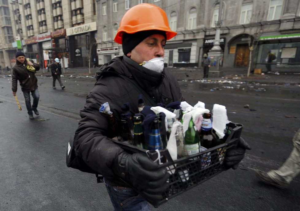 Příprava Molotovových koktejlů na ukrajinské barikádě