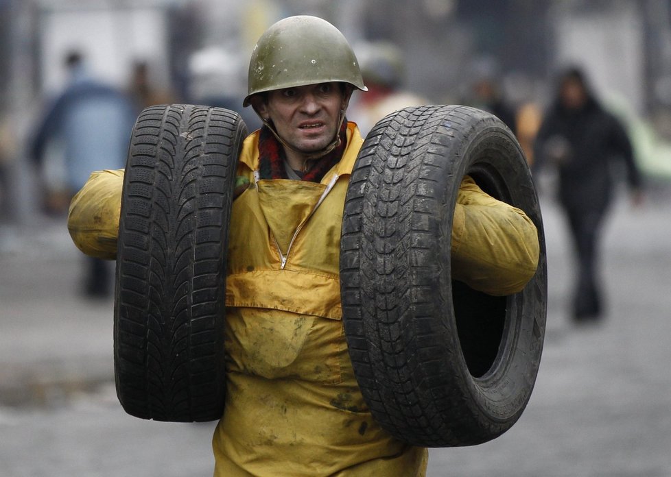 Své uplatnění na ukrajinských barikádách našly i pneumatiky