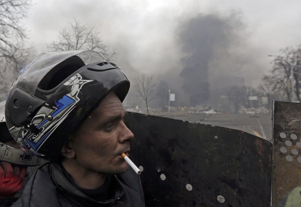 Ukrajinský demonstrant, cigárko a helma na motorku