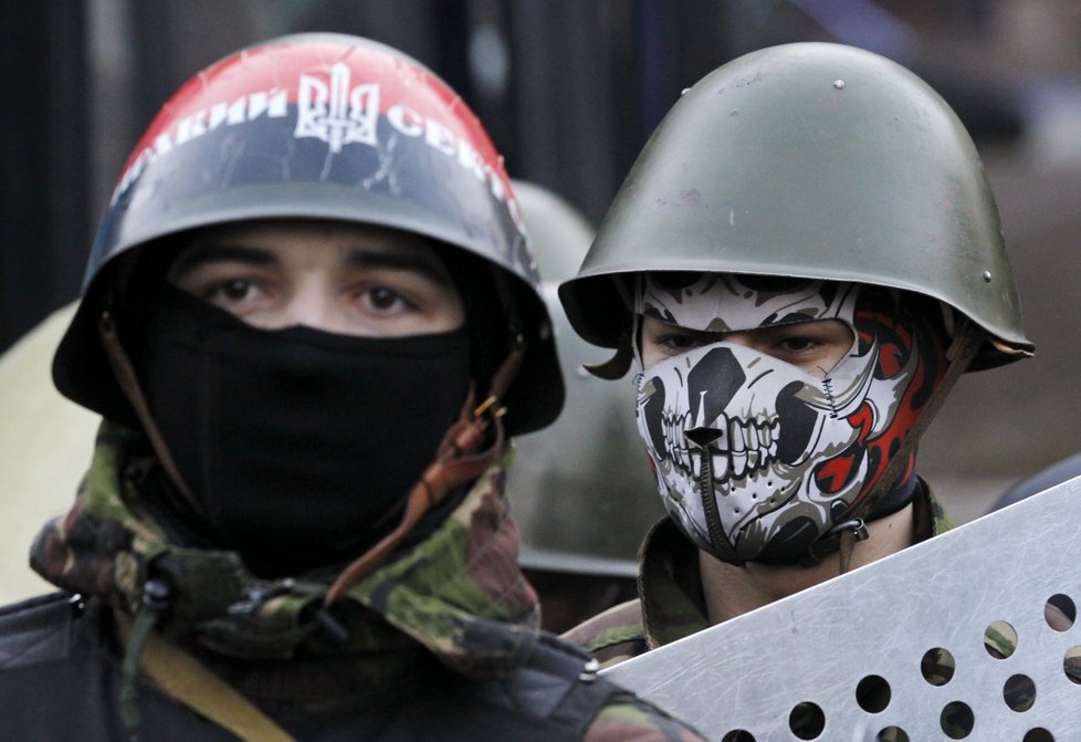 Mezi ukrajinskými &#34;vojáky&#34; nechybí ani červeno-černé znaky banderovců