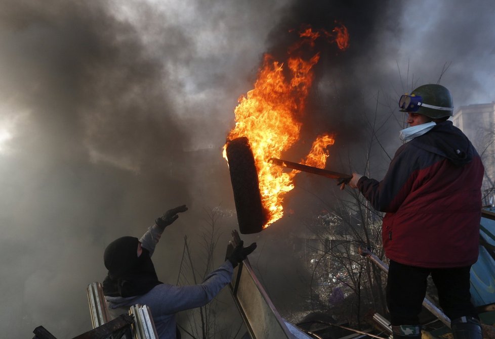 Hořící pneumatika: Další ze způsobů, jak Ukrajinci bojují proti vládním jednotkám