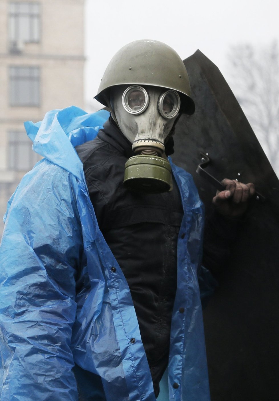 I plynové masky jsou k vidění na ukrajinských barikádách