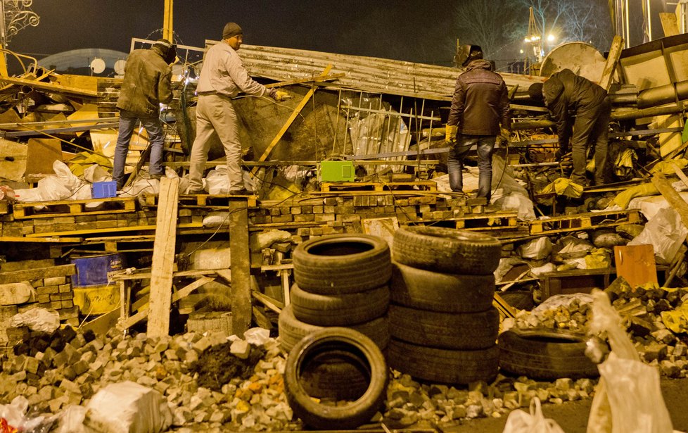 Zpevňování jedné z barikád v centru Kyjeva