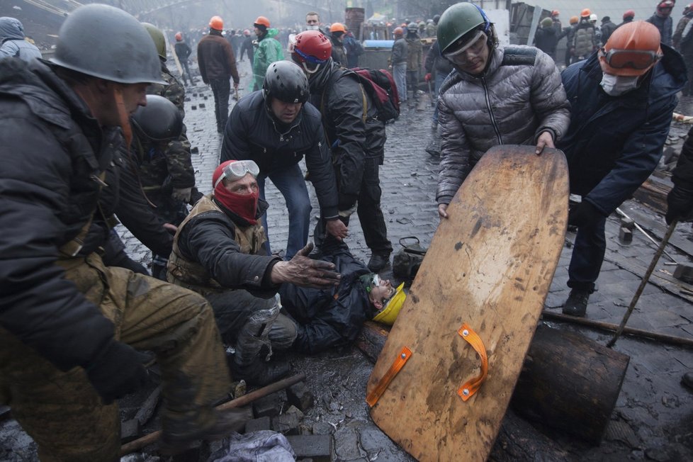 Ukrajinští demonstranti a jejich zraněný druh