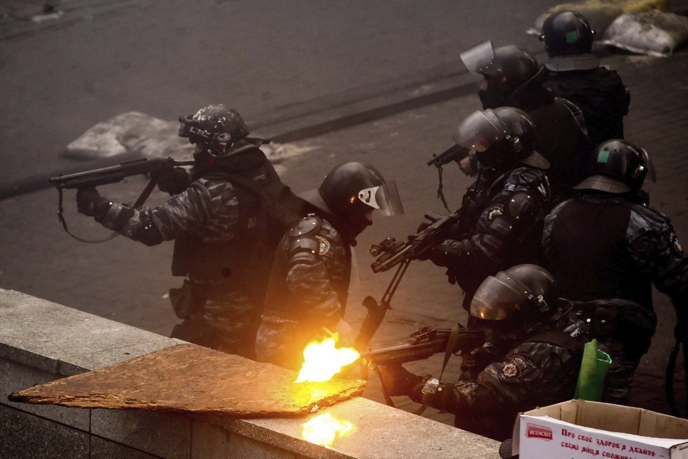 Střelba do davu: Takhle se proti demonstrantům brání ukrajinské jednotky Berkut