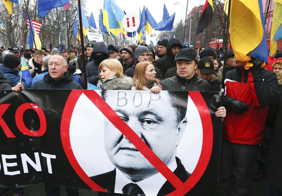 Saakašviliho stoupenci požadovali v Kyjevě demisi Porošenka.