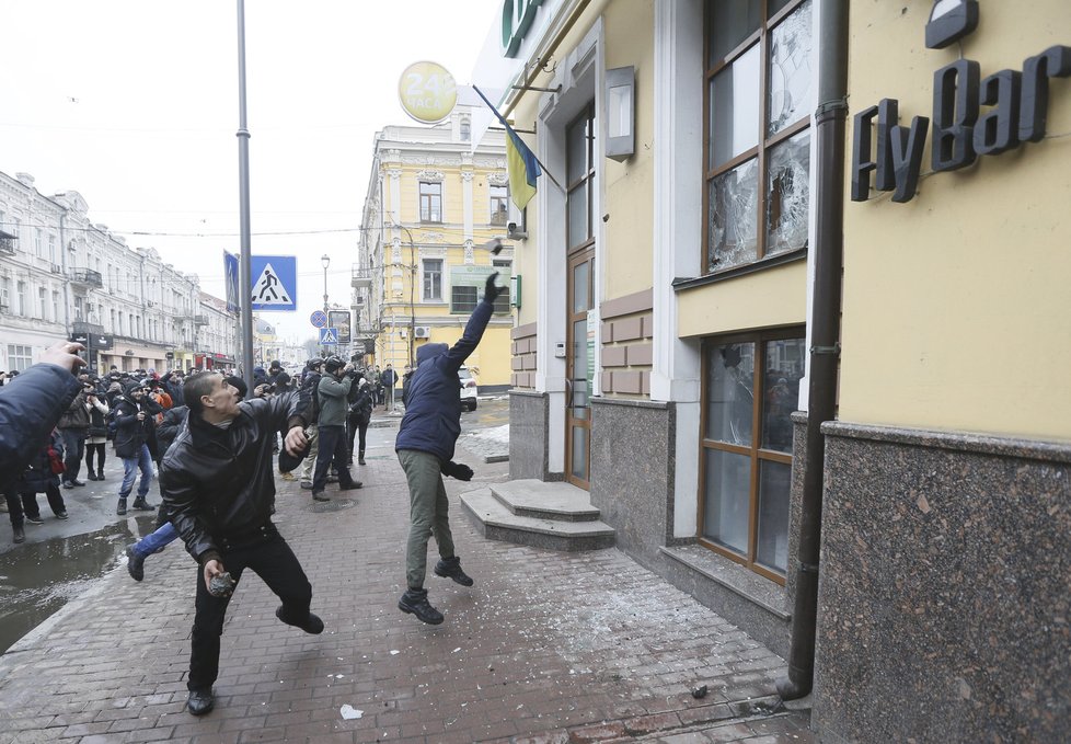 Saakašviliho stoupenci požadovali v Kyjevě demisi Porošenka.