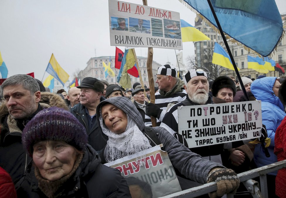 Saakašviliho stoupenci požadovali v Kyjevě demisi Porošenka.