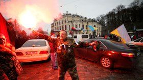 Několik tisíc lidí v Kyjevě žádalo rezignaci prezidenta Porošenka (4.2.2018)